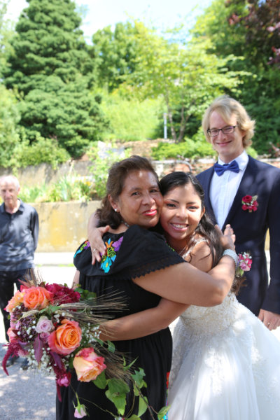 Bride and eye contact: important for emotions